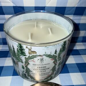 Fresh cinnamon rolls candle